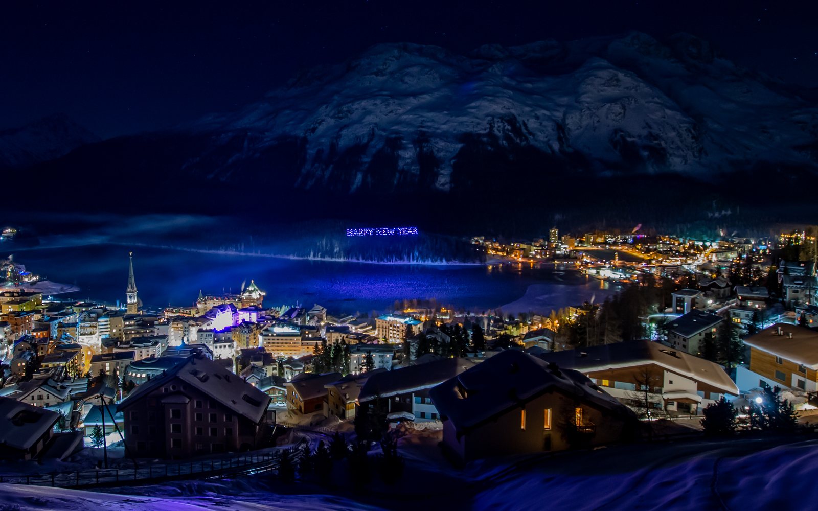 Drohnenshow St. Moritz bei Nacht
